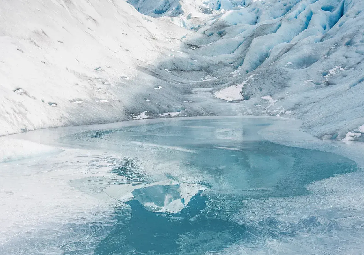 Caminata con crampones sobre el hielo del Glaciar Perito Moreno en invierno