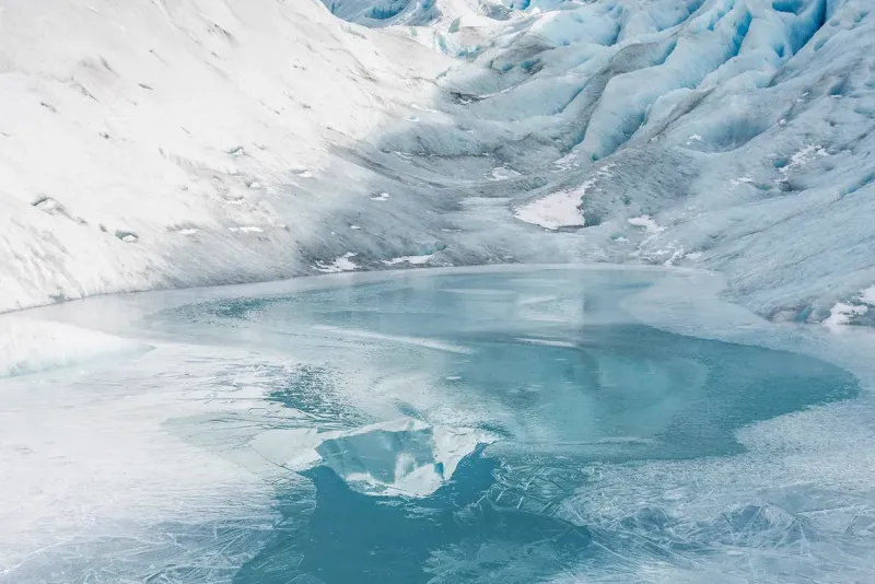 Caminata con crampones sobre el hielo del Glaciar Perito Moreno en invierno