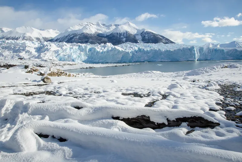 Grupo haciendo minitrekking en el Glaciar Perito Moreno nevado - Visit Patagonia